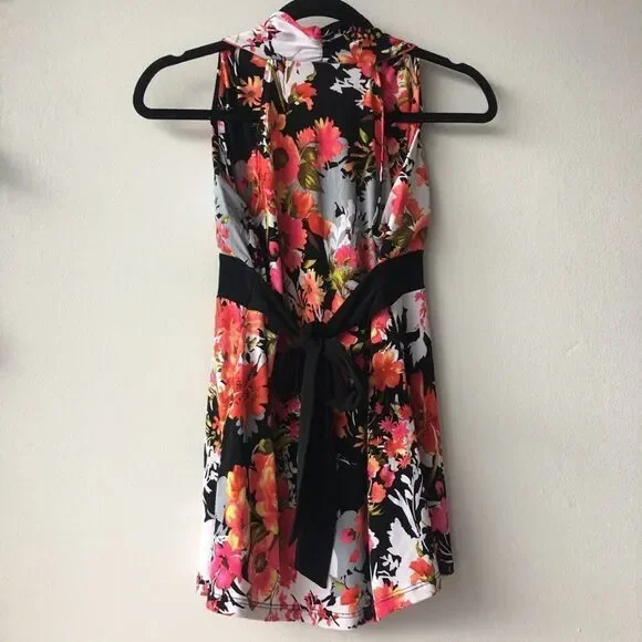 Beautiful floral v-neck sleeveless blouse - Picture 3 of 5